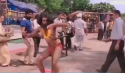 'Thầy tu' lơ lửng trên không bị 'vạch trần' trên phố